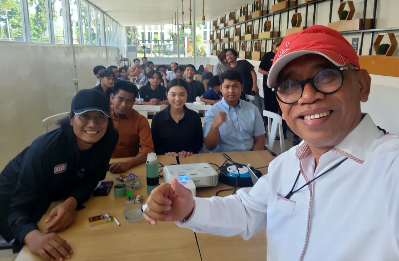 Anom Surahno bersama peserta Pelatihan Jurnalistik DPC GMNI Surabaya dan Rumah Literasi DIgital