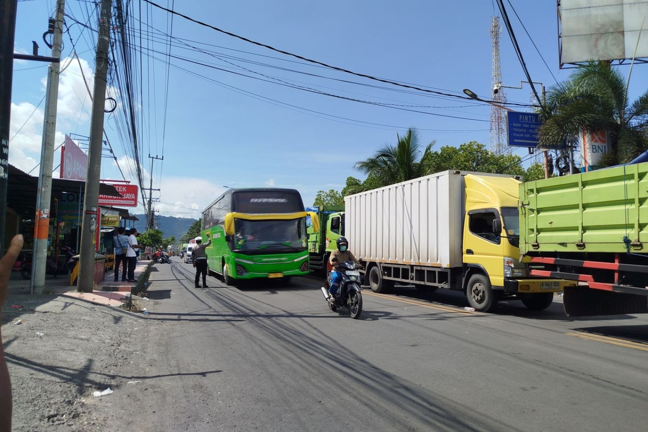 Antrean Kendaraan ke Pelabuhan Ketapang Mengular 5 Kilometer, Dipicu Lonjakan Arus dan Cuaca Buruk