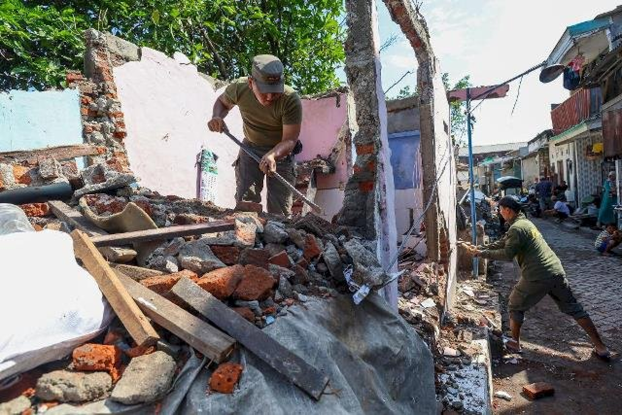 Pemkot Surabaya Tertibkan 39 Bangunan Liar di Kecamatan Asemrowo