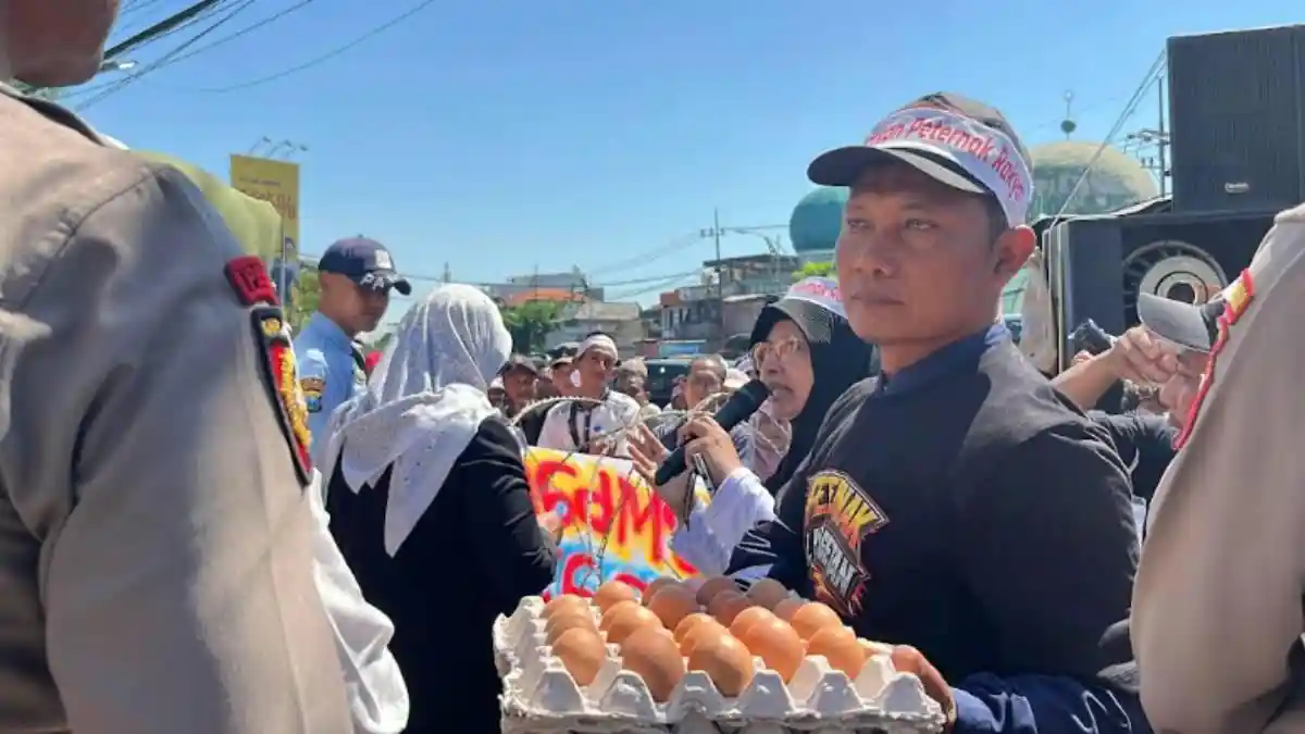 Peternak Ayam Petelur Gelar Aksi di DPRD Jatim, Bagikan Telur Gratis sebagai Bentuk Protes
