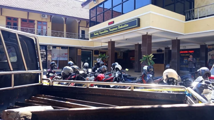 Polres Lumajang Ringkus 'Rayap Besi' Berikut BB Rel Kereta