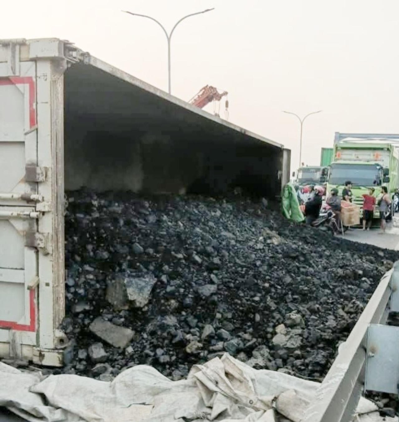 Macet Panjang di Jalan Raya Manyar Gresik Akibat Truk Batu Bara Terguling, Kini Lalu Lintas Telah Normal