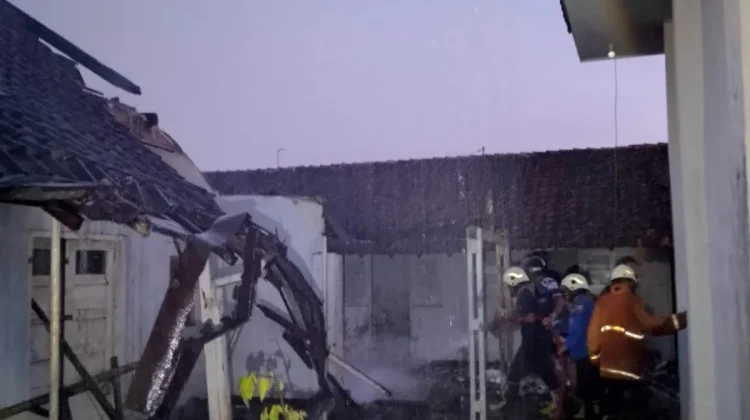 Eks Kantor Cabang Dinas Pendidikan Bondowoso Terbakar