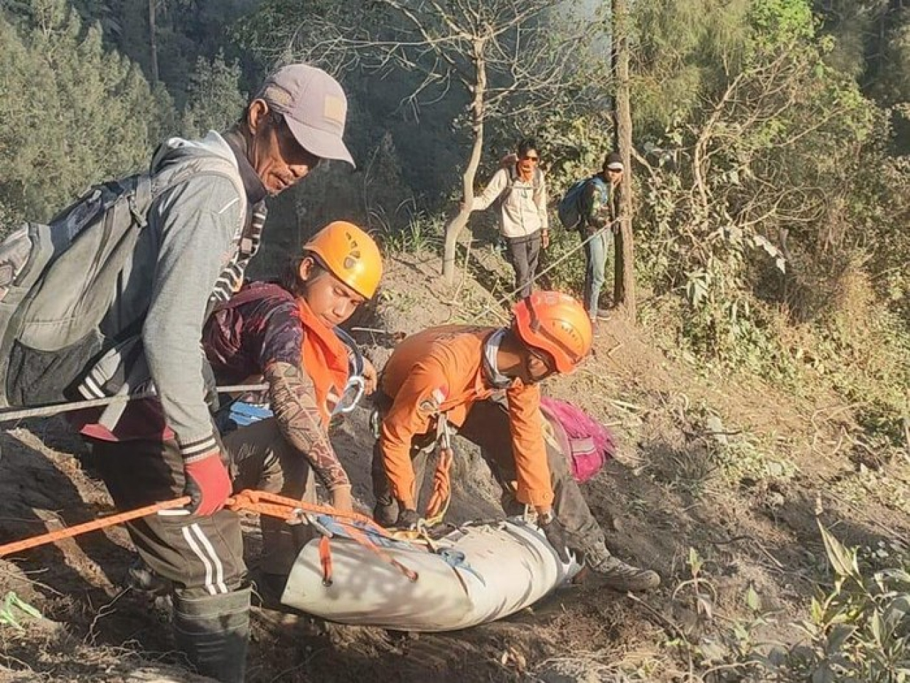 Pendaki Ilegal Semeru yang Terjatuh ke Jurang 375 Meter Berhasil Dievakuasi dalam Kondisi Selamat