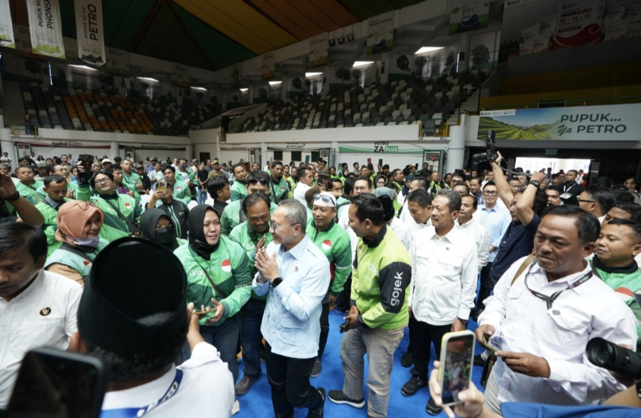 Gandeng Kemenko Pangan, Petrokimia Gresik Bagikan Sembako Gratis untuk Nelayan dan Ojol