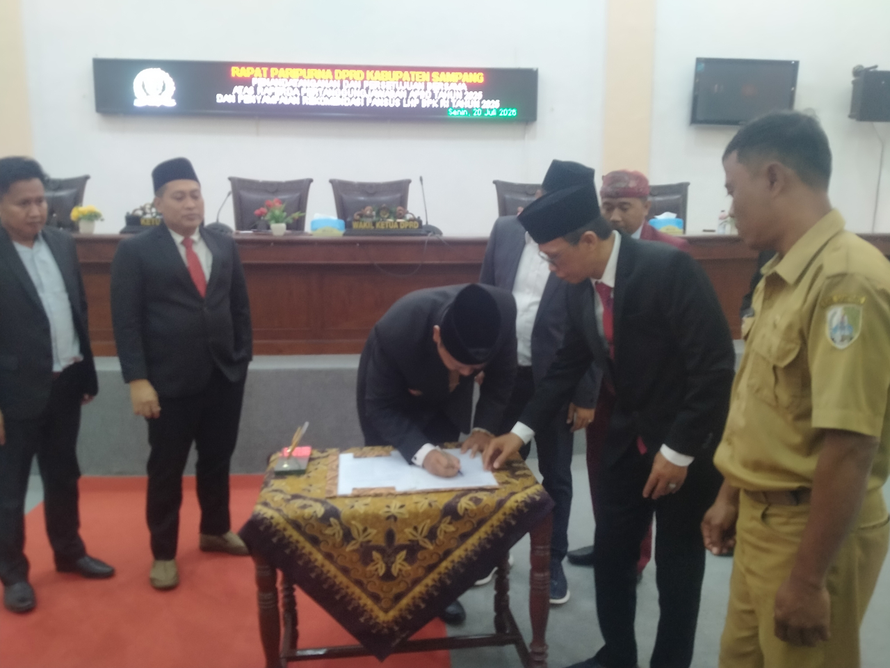DPRD Sampang Gelar Rapat Paripurna Persetujuan Raperda APBD 2025 dan Rekomendasi Pansus LHP BPK RI