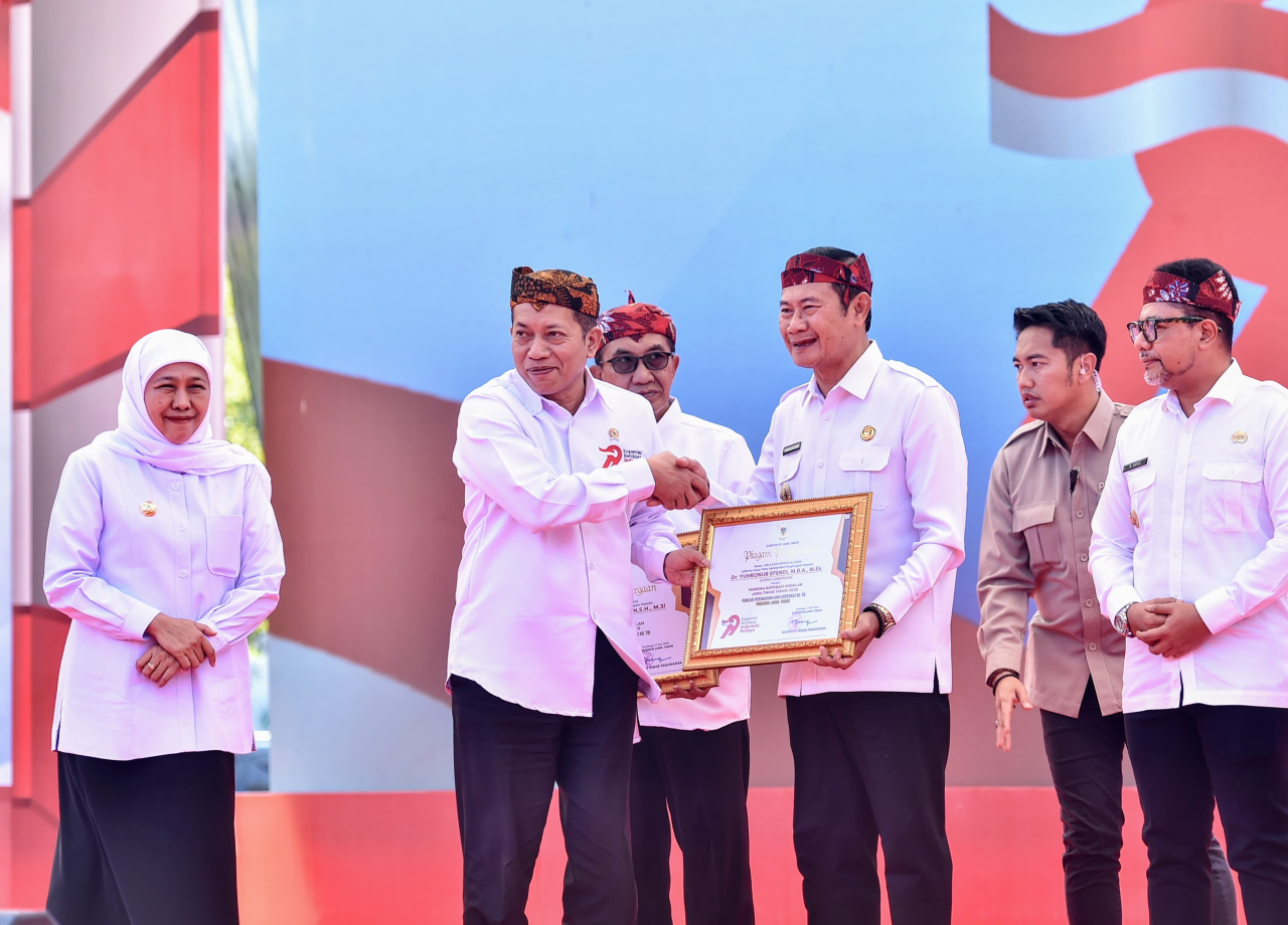 Sukses Majukan dan Kuatkan Koperasi-UMKM, Bupati Lamongan Raih Penghargaan Pembina Koperasi Andalan Jatim 2026