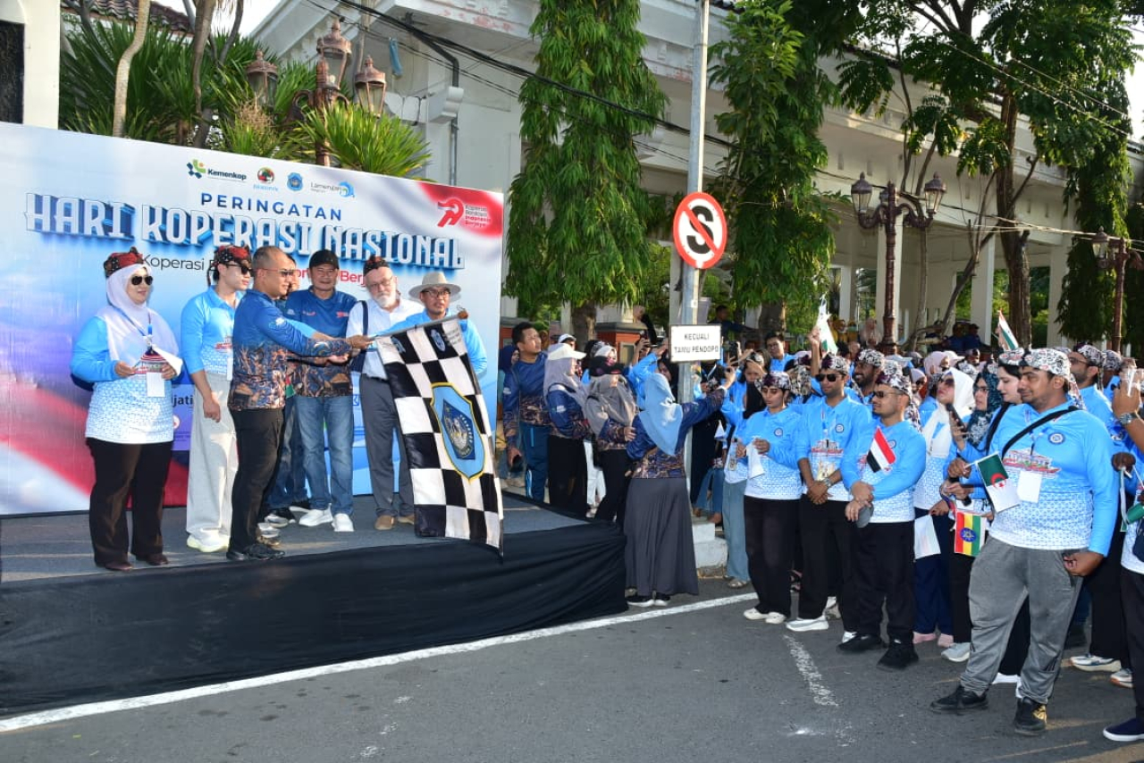 Meriahkan Hari Koperasi Ke-79, Lamongan Gelar Fun Walk Bersama Ratusan Mahasiswa Mancanegara