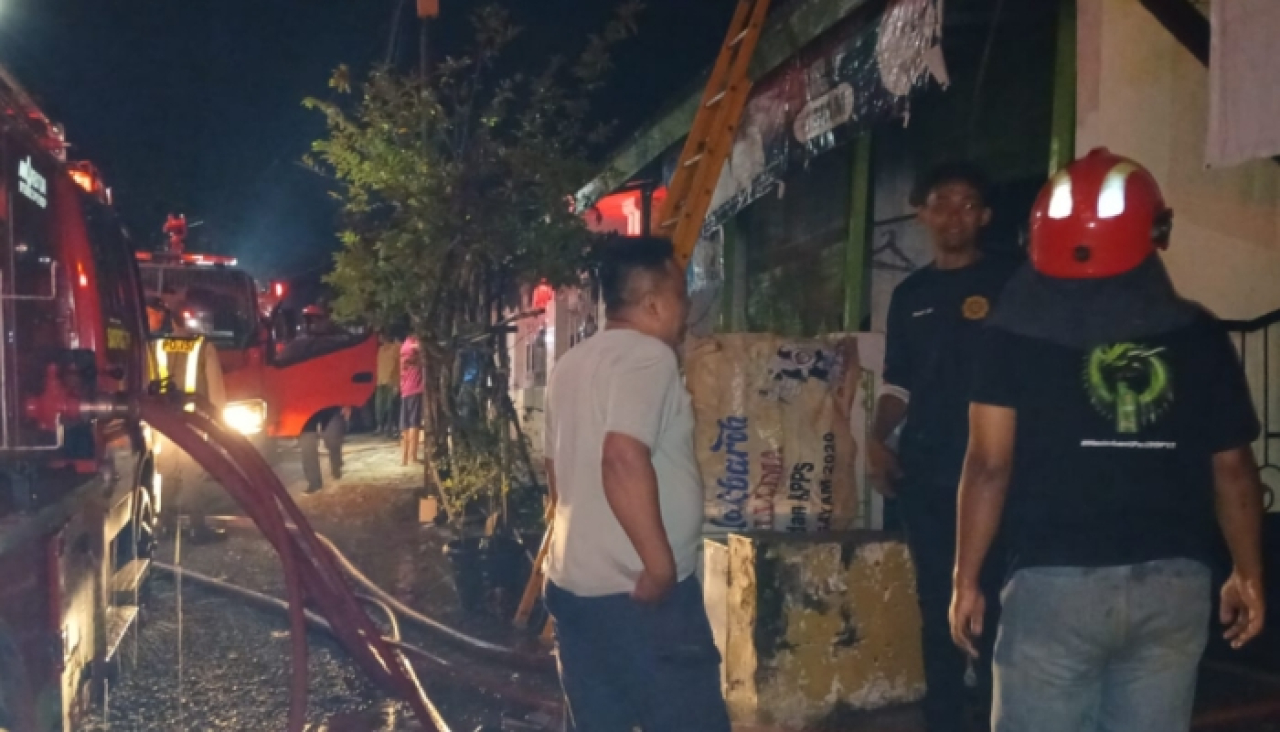 Kebakaran Landa Perumahan Batu Kencana Sumenep, Satu Rumah Ludes dan Dua Bangunan Terdampak