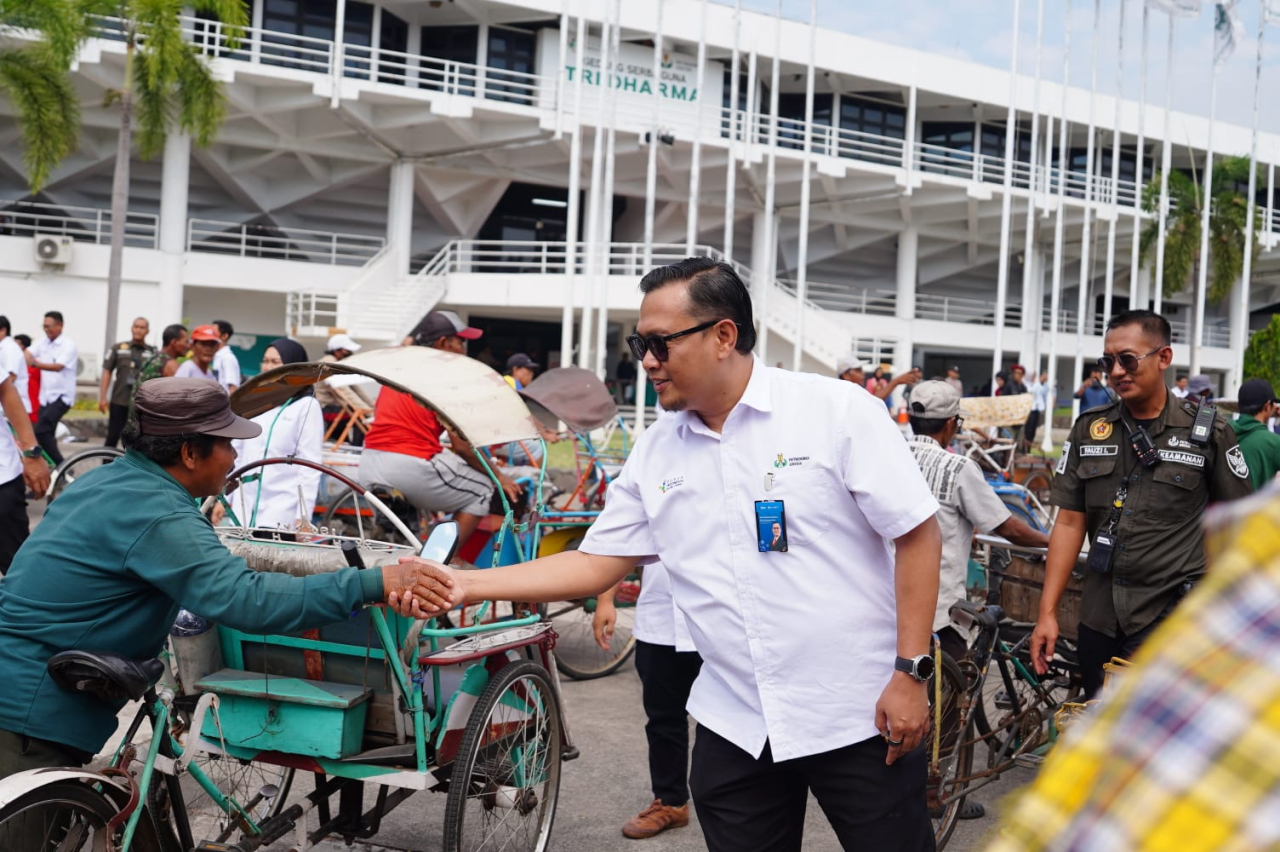 HUT Ke-54, Petrokimia Gresik Santuni 529 Abang Becak sebagai Wujud Kepedulian Sosial