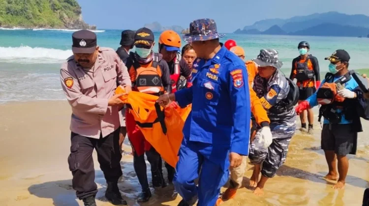 Tim SAR Banyuwangi Temukan Jasad Pemancing Yang Hilang di Pulau Merah
