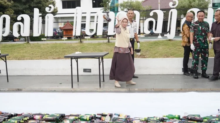 Forkopimda Lumajang Hancurkan 3.000 Botol Miras Sitaan