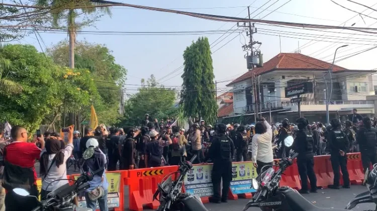 Massa PSHT Desak Polrestabes Surabaya Usut Tuntas Pembacokan Anggotanya oleh DC