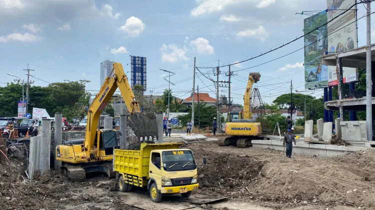 Pemkot Surabaya Lanjutkan Proyek Pelebaran Jalan Raya Menganti