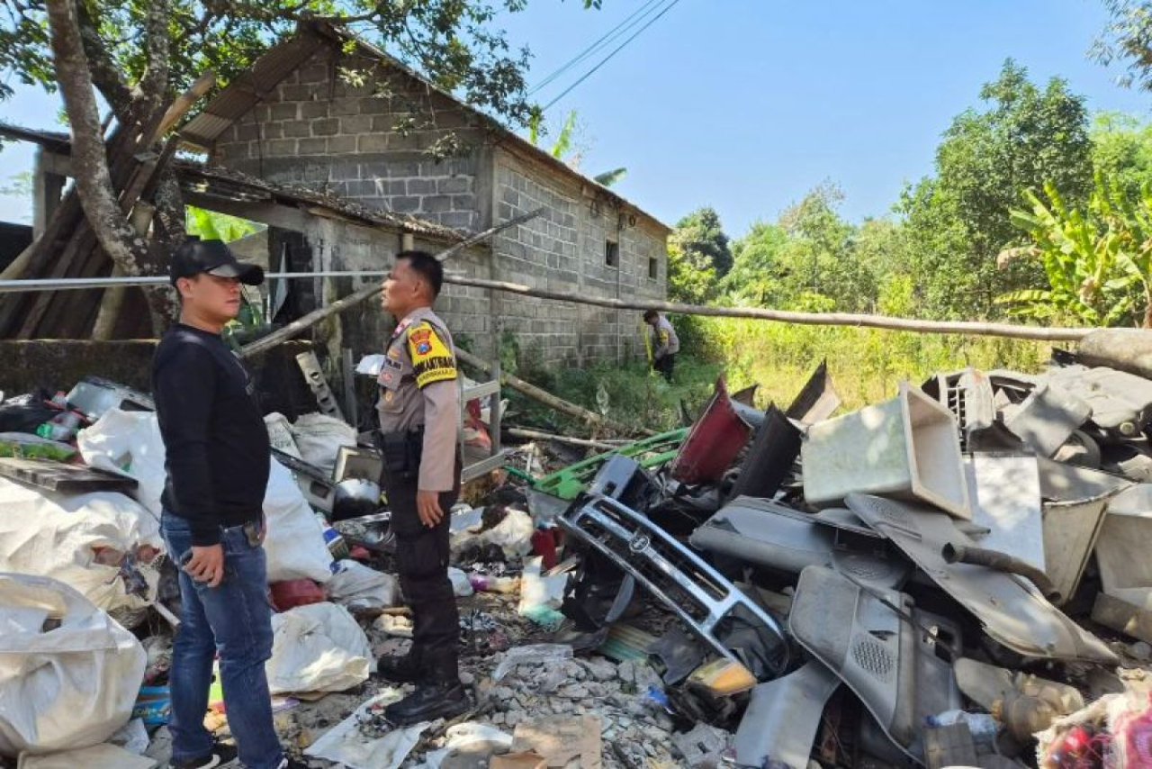 Mortir Temuan Pedagang Loak DImusnahkan Jibom Brimob Polda Jatim