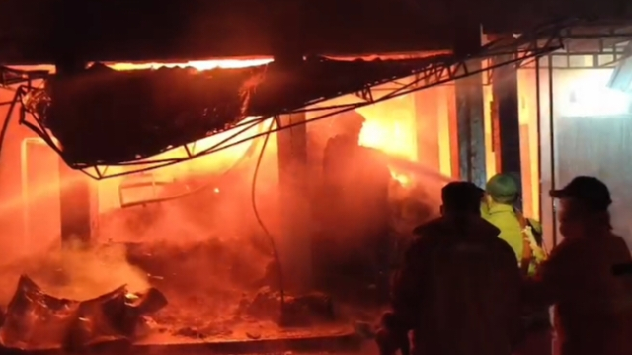 Tujuh Stan Pasar Agrobis Babat Ludes Terbakar, Kerugian Ditaksir Rp1 Miliar