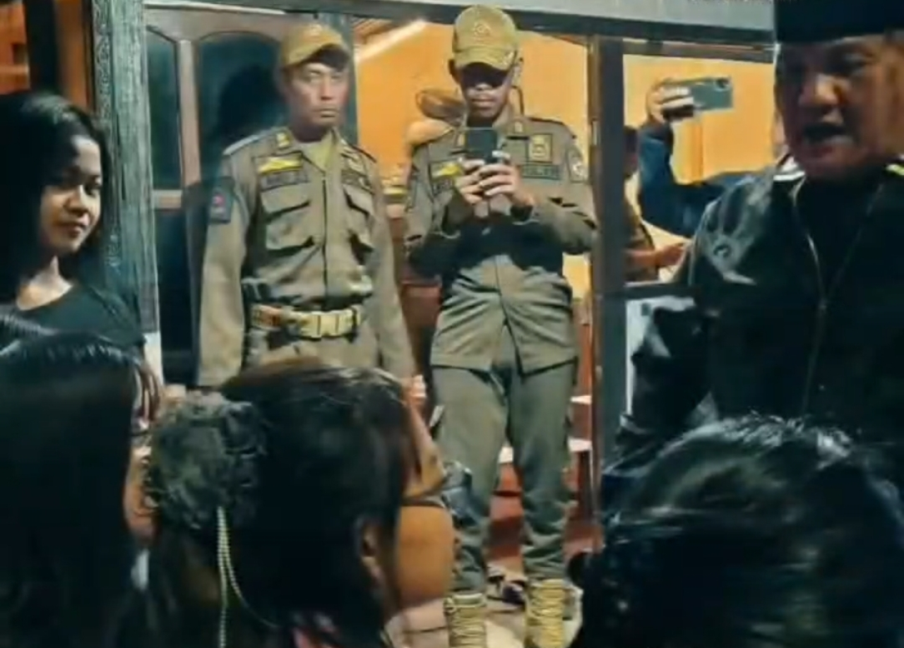 Terbongkar! Tiga Warkop di Telaga Ngipik Jadi Karaoke Ilegal, Satpol PP Gresik Segel Ruangan
