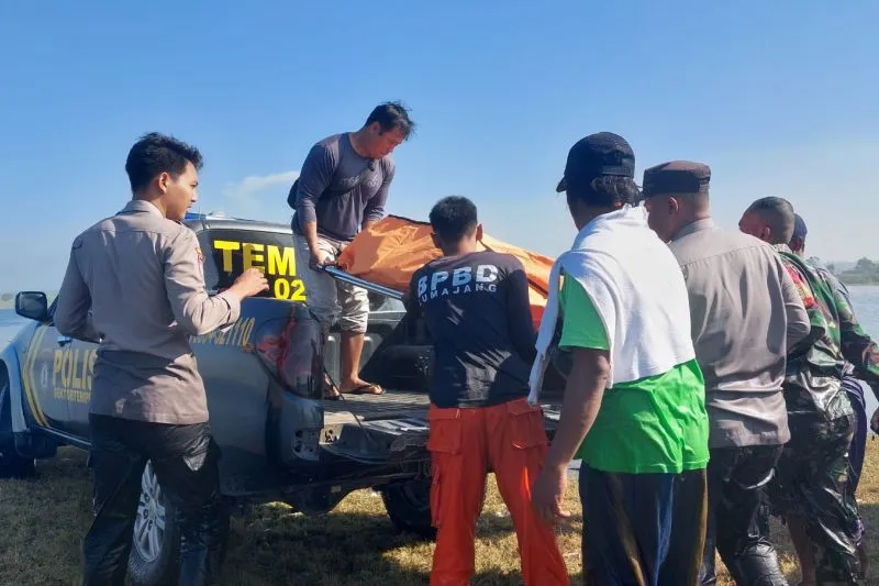BPBD Lumajang Evakuasi Jasad Nelayan di Pantai Area Savana