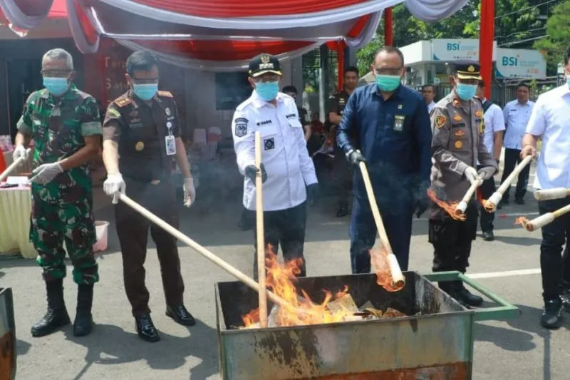 Kejari Probolinggo Musnahkan Barang Bukti Perkara Pidana Inkrach