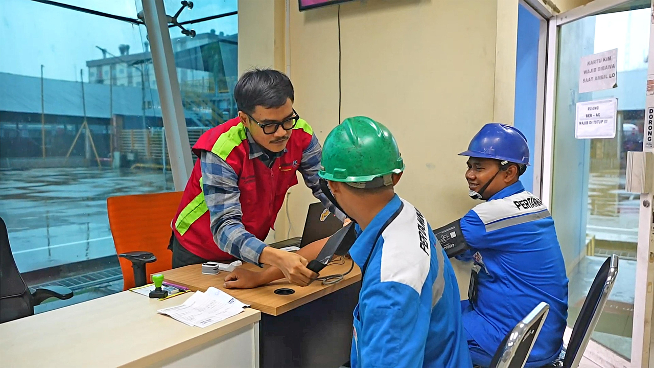 Patra Logistik dan Pertamedika IHC Perkuat Keselamatan Operasional melalui Program Fit to Work bagi Awak Mobil Tangki