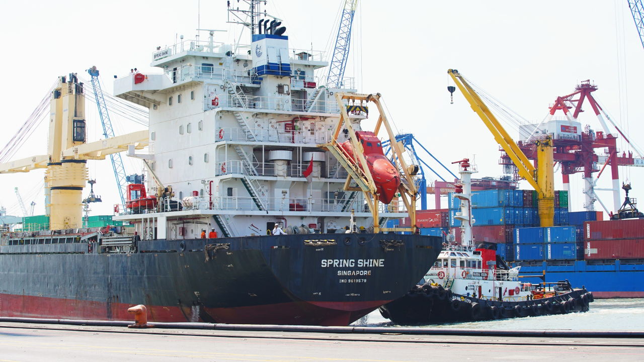 PT Terminal Teluk Lamong Perkuat Kapasitas TPK Nilam Melalui Penambahan E-RTG Ramah Lingkungan