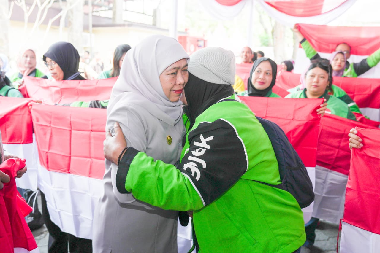 Gubernur Khofifah Sapa Ratusan Ojol Kota Malang, Bagikan Bendera Merah Putih dan Sembako