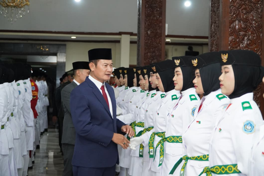 Jelang HUT Ke-81 RI, Bupati Yuhronur Efendi Resmi Mengukuhkan 76 Anggota Paskibraka Lamongan