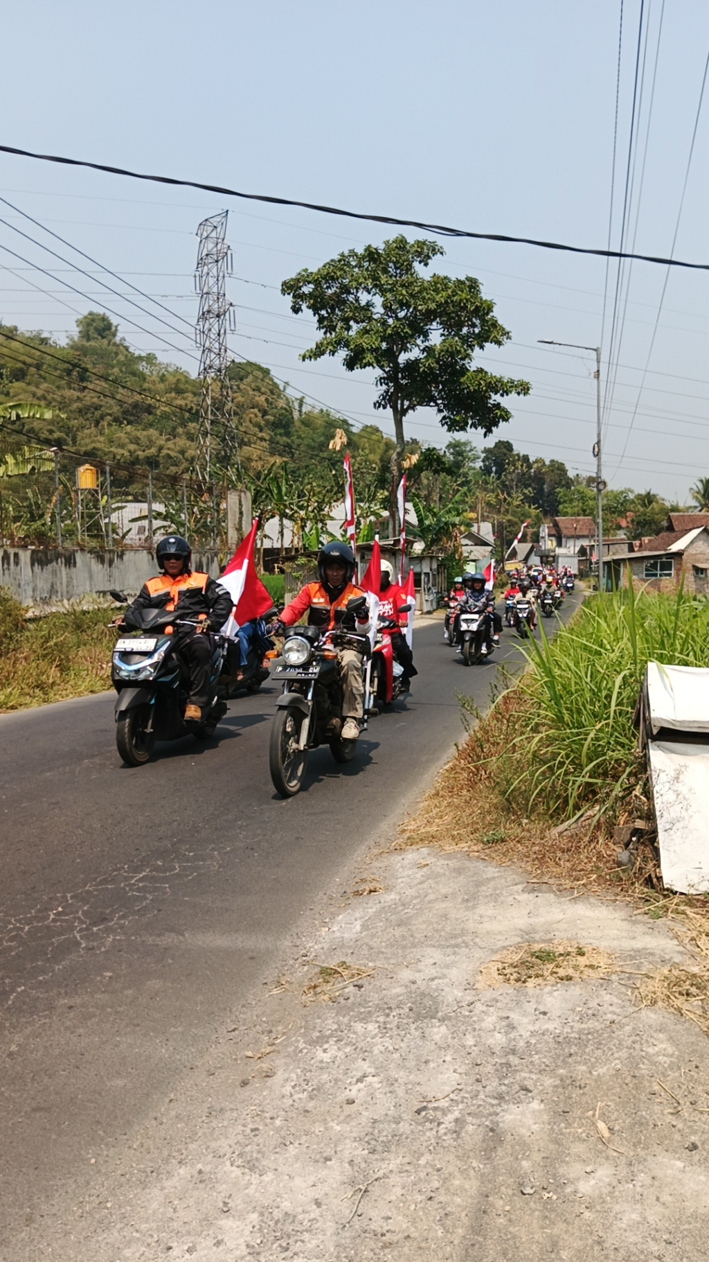 Sambut HUT Ke-81 RI, Relawan Jember Gelar Safari Merah Putih: Konvoi Hingga Bentangkan Kain 81 Meter