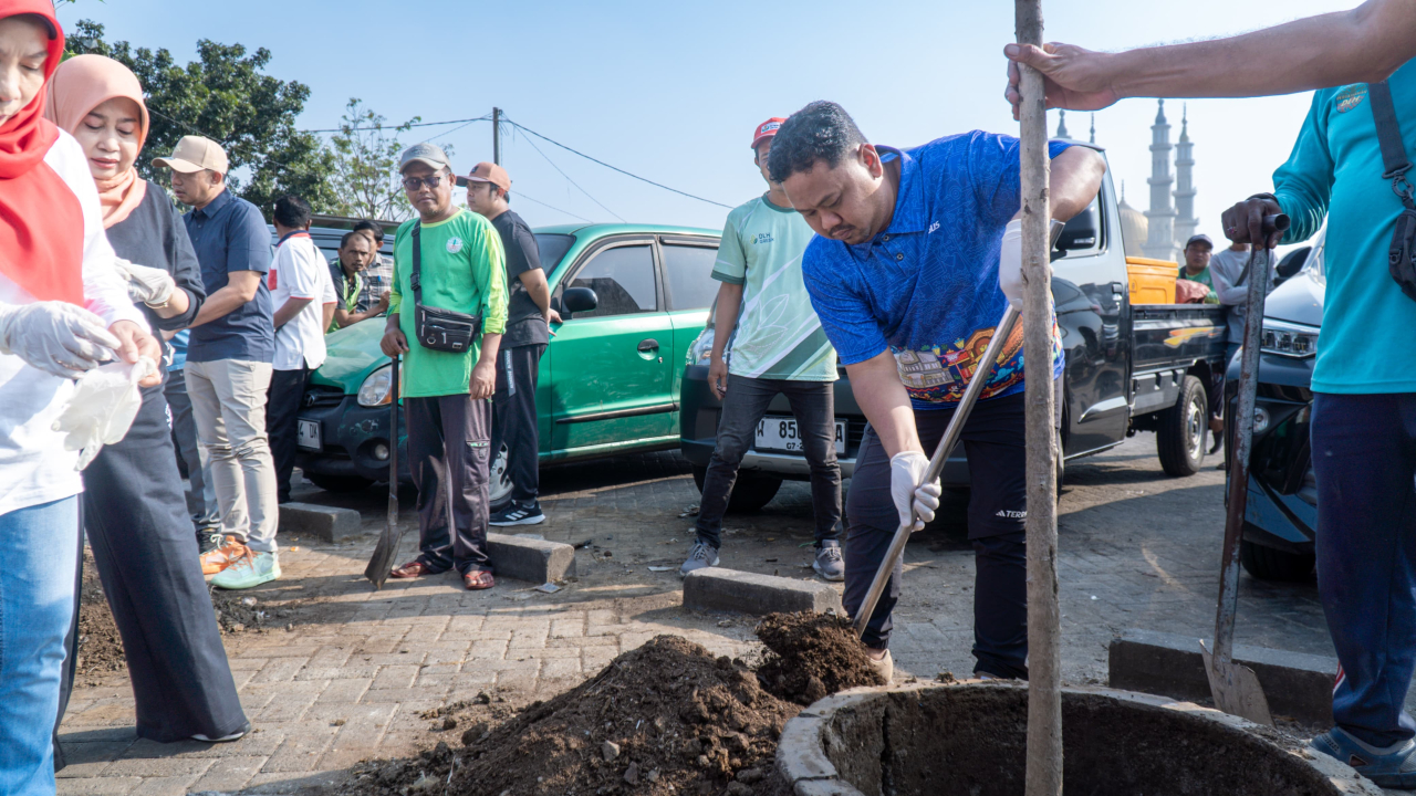 Pimpin Aksi Bersih Pasar Krempyeng, Bupati Gresik Ajak Warga Antisipasi Dampak Perubahan Iklim