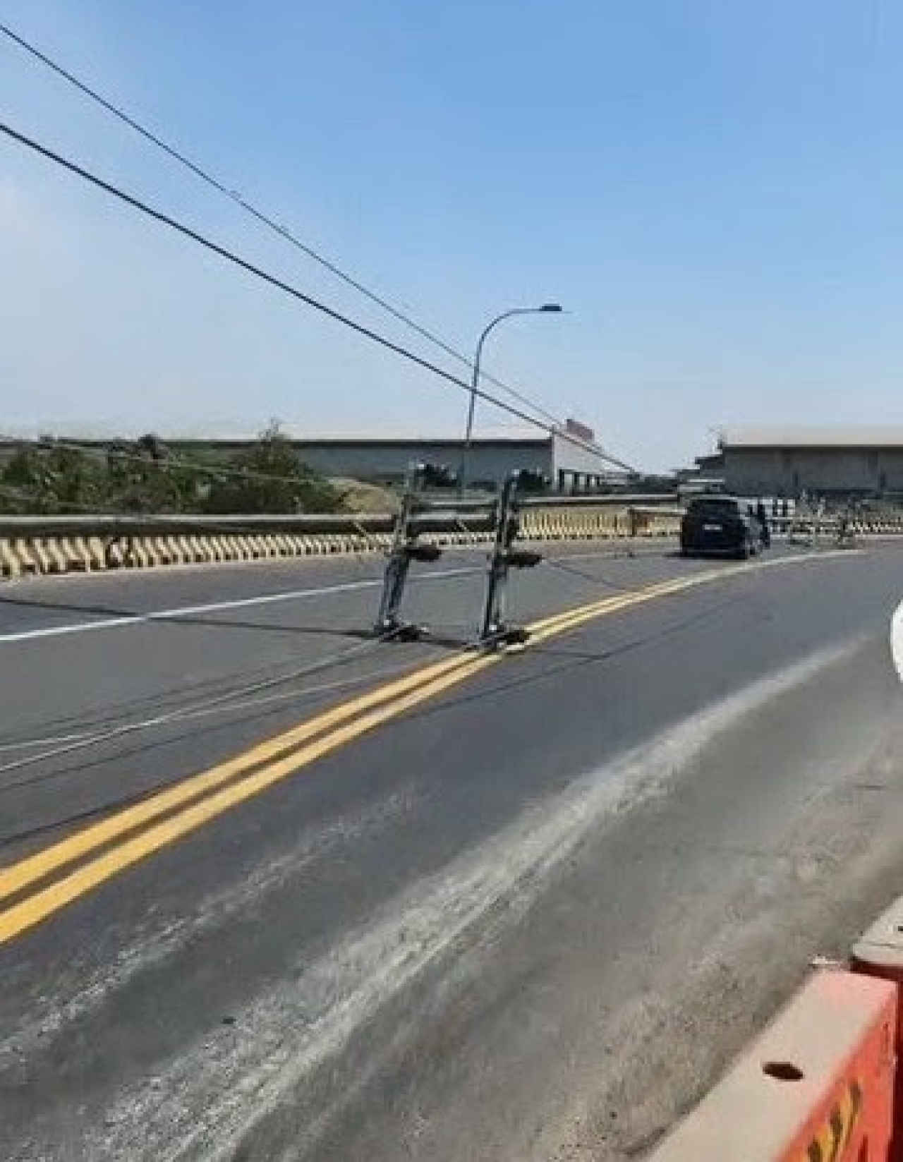 PLN Pastikan Pasokan Listrik Tetap Normal Meski 10 Tiang Roboh di Jalur Daendels Manyar Kabupaten Gresik