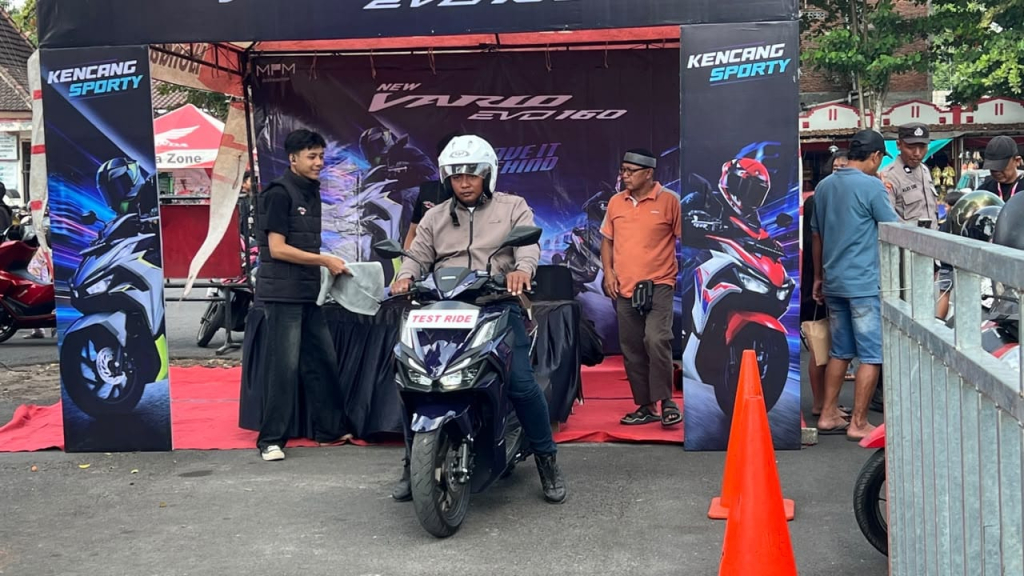 Warga Blitar Antusias Jajal New Honda Vario 160 di Public Exhibition