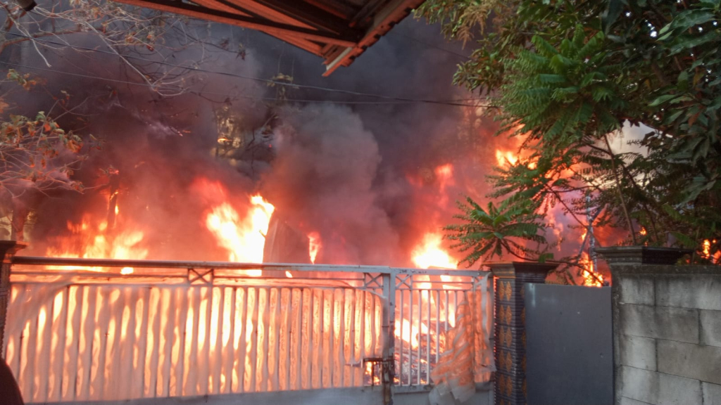 Alang-Alang Terbakar, Api Merembet ke Gudang Rongsokan Sepatu dan Rumah Warga di Kedanyang Gresik
