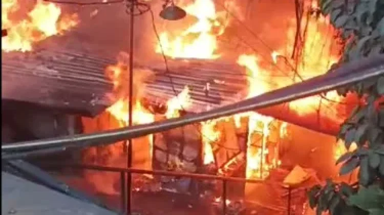 Bakar Sampah, Warung dan Lapak di Babat Lamongan Ludes Dilalap Api