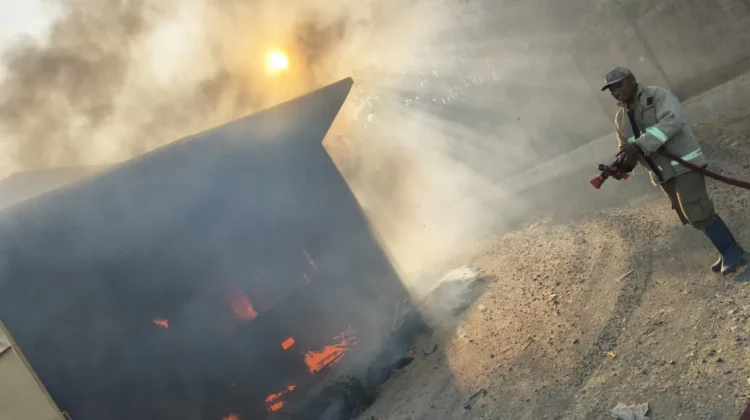 Ruang Panel Listrik Pabrik Kayu di Pare Terbakar, Damkar Berjibaku 1,5 Jam