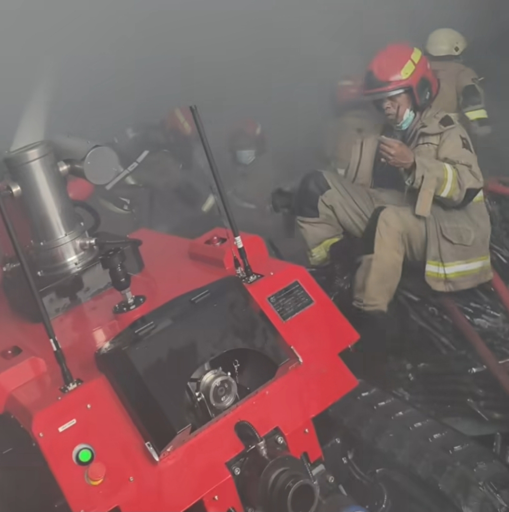Gudang Perabotan di Margomulyo Permai Terbakar, Damkar Surabaya Kerahkan 23 Unit Pemadam