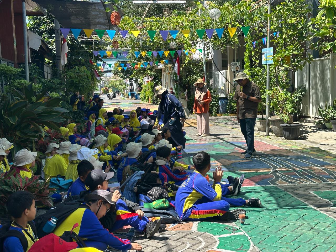 Ratusan Siswa SD Muhammadiyah 2 Ikrom Sambangi Kampung Edukasi Sampah