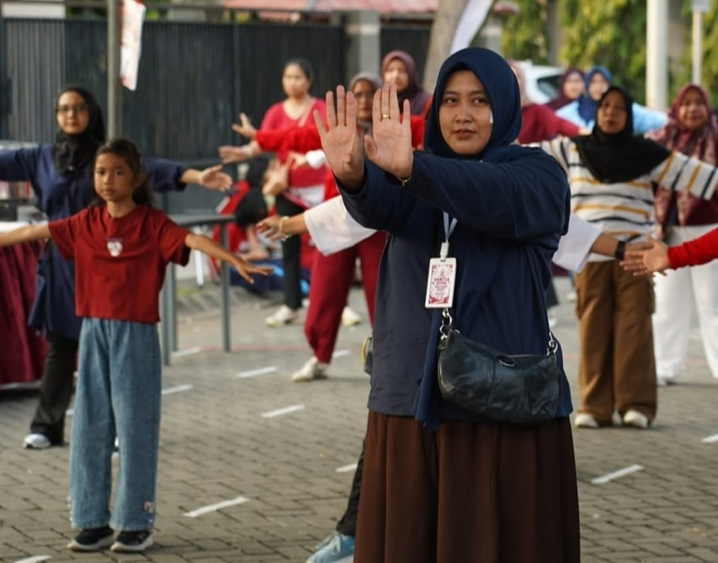 MERIAH : Penghuni perumahan Green Garden mengikuti senam dan jalan sehat menyambut HUT RI 